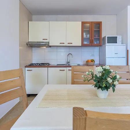 Lovely In With Kitchen Apartment *