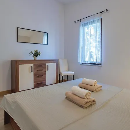 Lovely In With Kitchen Apartment Pula