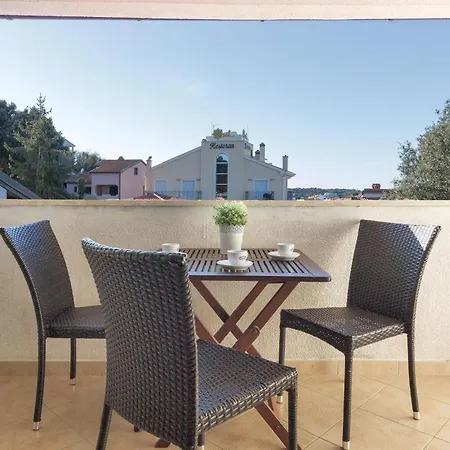Lovely In With Kitchen Apartment Pula