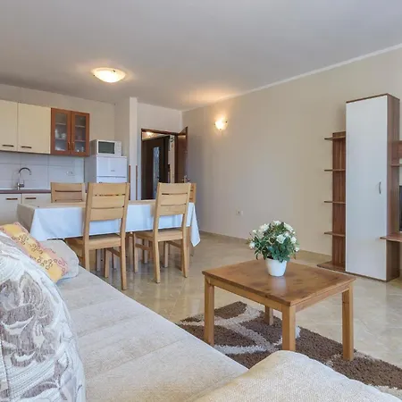 Lovely In With Kitchen Apartment *